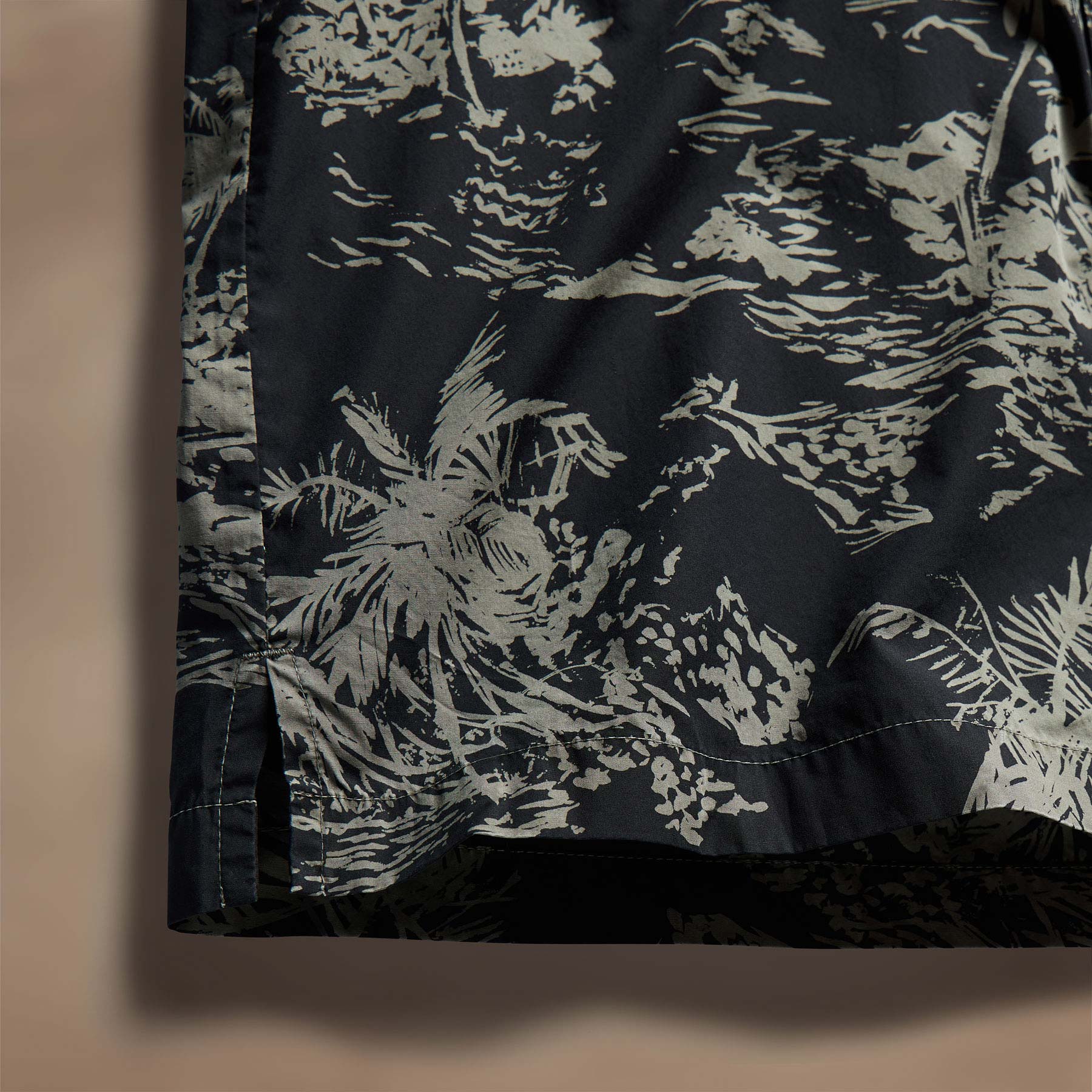 Brandílera Print Short Sleeve Shirt - Black/Army Green Pigment - Image 4
