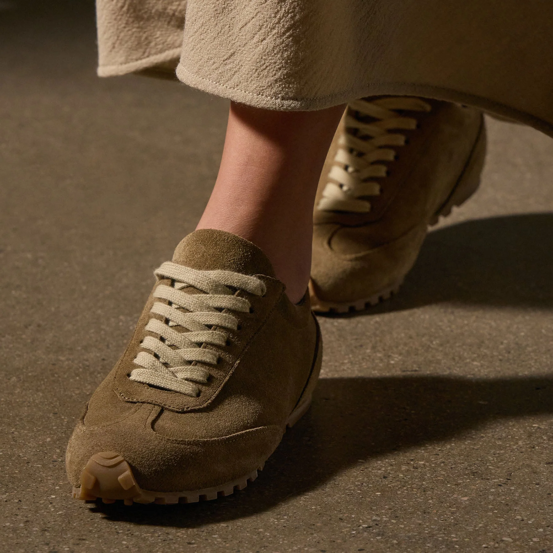 Women's Suede Low Running Sneaker - String - Image 5